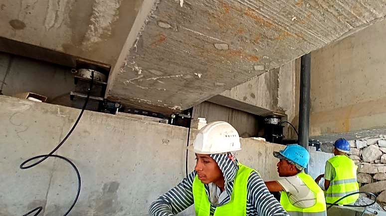 Vérins sous le tablier d’un pont